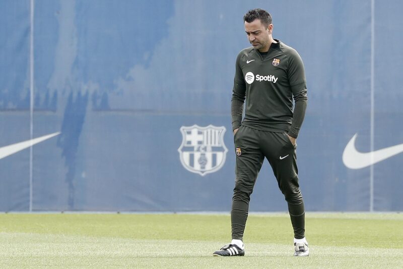 Xavi: "El trabajo era bueno e íbamos por buen camino" El entrenador del FC Barcelona, Xavi Hernández, durante el entrenamiento realizado hoy en la Ciudad Deportiva Joan Gamper previo al partido de Liga frente al Sevilla, el último en el que se sentará en el banquillo azulgrana. EFE/ Andreu Dalmau