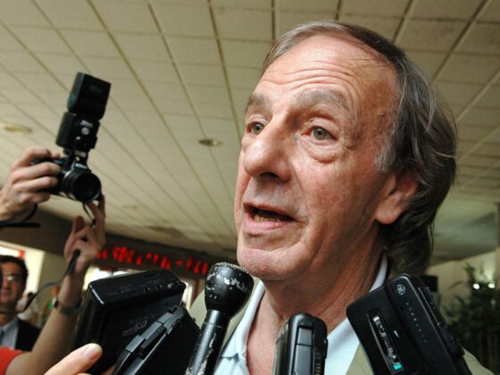 El legado de Menotti, ¿cambió algo en el fútbol mexicano? Fotografía de archivo, tomada en enero de 2005, en la que se registró al entrenador argentino de fútbol y campeón con su país en el Mundial FIFA de 1978, César Luis Menotti, en La Habana (Cuba). EFE/Alejandro Ernesto