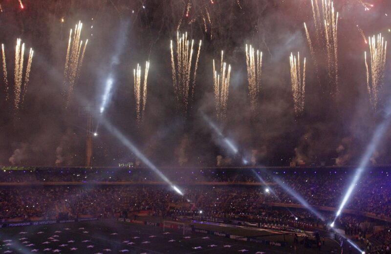 Fotografía de archivo, tomada el 20 de agosto de 2011, en la que se registró una vista general del estadio Nemesio Camacho 'El Campín, durante la ceremonia de clausura del Mundial masculino FIFA Sub'20, en Bogotá (Colombia). EFE/Carlos Durán