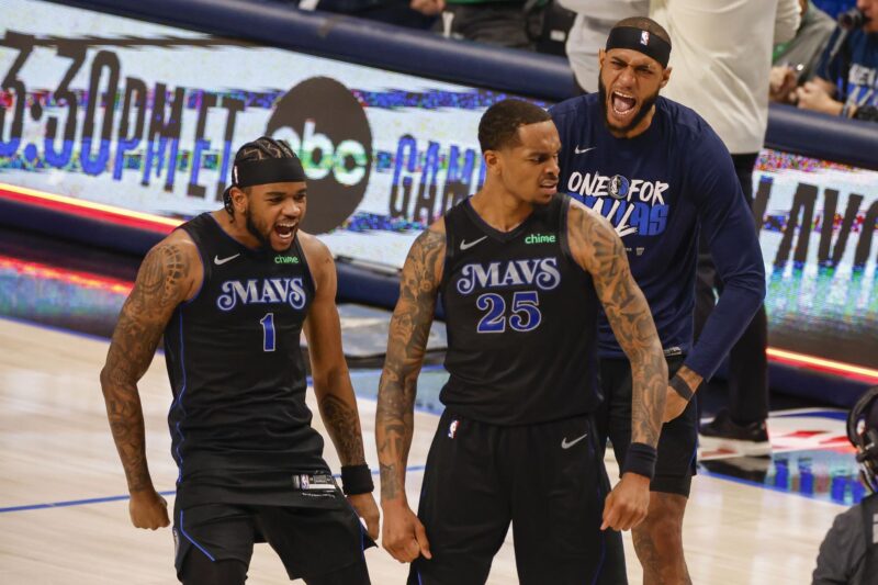 (De i a d) El guardia Jaden Hardy, el alero P.J. Washington y el pivot Daniel Gaffordm de los de los Mavericks de Dallas, fueron registrados este sábado, 18 de mayo, al festejar su triunfo sobre los Thunder de Oklahoma City en el sexto y definitivo partido de esta serie semifinal de la Conferencia Oeste de la NBA, en el coliseo American Airlines Center de Dallas (Texas, EE.UU.). EFE/Adam Davis