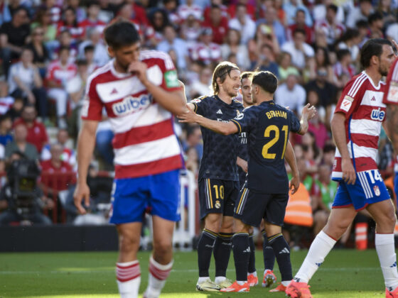 Granada 0 - Real Madrid 4: Resultado, resumen y estadísticas completas Los jugadores del Granada hacen pasillo a los del Real Madrid en reconocimiento de haberse proclamado campeones de liga antes del partido de la jornada 35 de LaLiga entre el Granada CF y el Real Madrid, este sábado en el estadio Nuevo Los Cármenes de Granada. EFE/ Pepe Torres