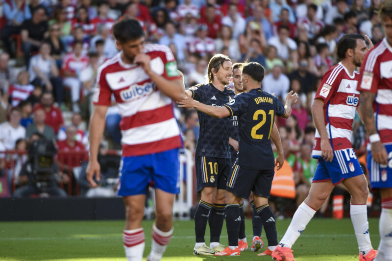 Granada 0 - Real Madrid 4: Resultado, resumen y estadísticas completas Los jugadores del Granada hacen pasillo a los del Real Madrid en reconocimiento de haberse proclamado campeones de liga antes del partido de la jornada 35 de LaLiga entre el Granada CF y el Real Madrid, este sábado en el estadio Nuevo Los Cármenes de Granada. EFE/ Pepe Torres