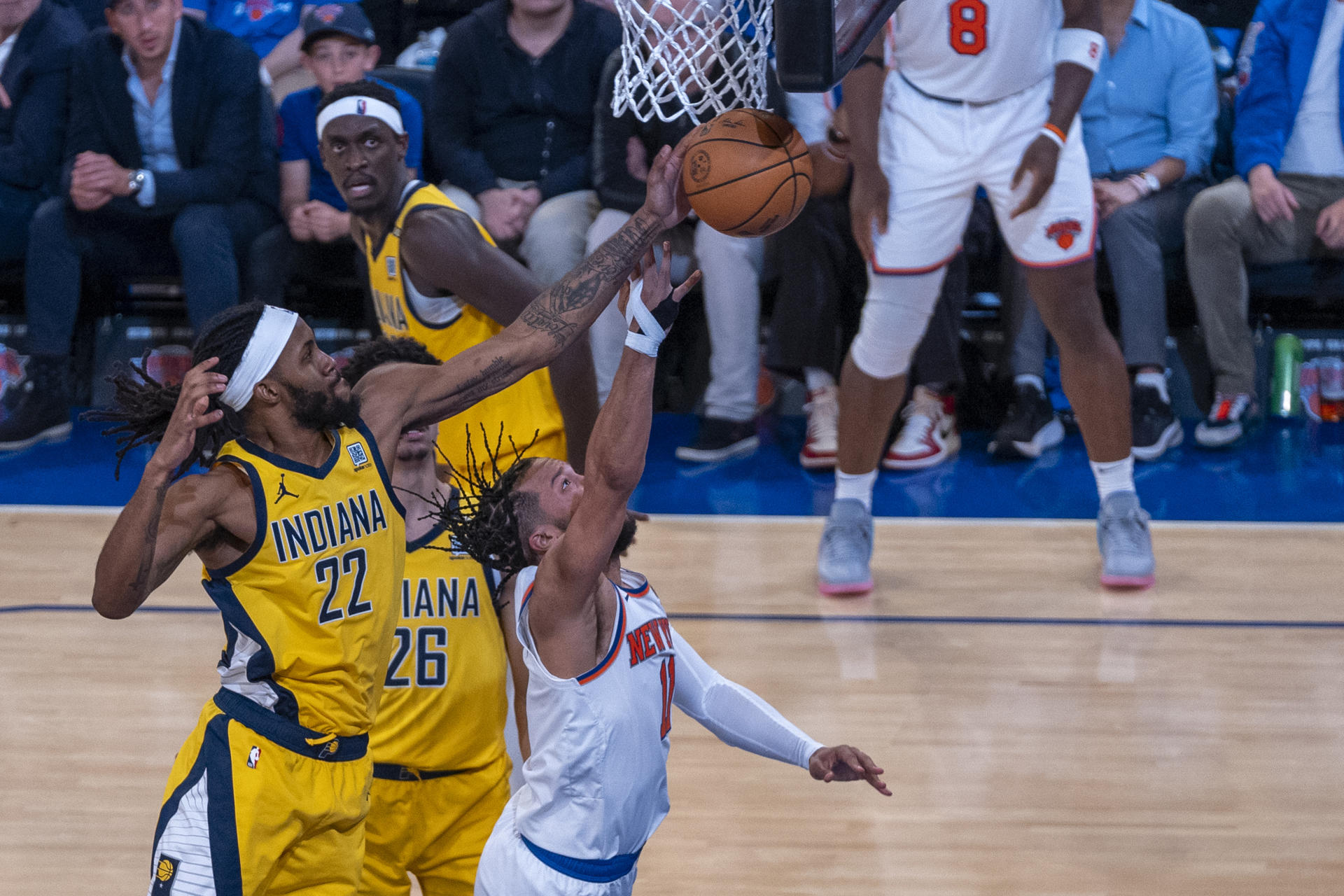 Brunson rescata otra vez a Knicks y les da la ventaja ante los Pacers Isaiah Jackson (i), de los Pacers de Indiana, fue registrado este lunes, 6 de mayo, al bloquearle un balón a Jalen Brunson (c), base de los de Nicks de Nueva York que atacaba el aro de los Pacers, durante el primer partido de esta serie semifinal de la Conferencia Este de la NBA, en el coliseo Madison Square Garden de Nueva York (NY, EE.UU.). EFE/Ángel Colmenares