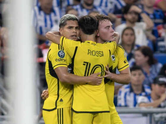 Celebra técnico de Columbus Crew pase a la final de Champions Cup Juan Hernandez (i) Diego Rossi (c) y Aidan Morris de Columbus Crew celebran un gol ante Rayados en el estadio BBVA de Monterrey (México). EFE/ Miguel Sierra