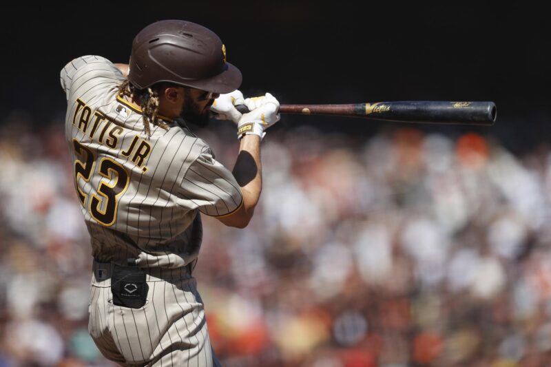 Fotografía de archivo en la que se registró al dominicano Fernando Tatis Jr, jardinero de los Padres de San Diego, quien anotó su jonrón 114 en la MLB, uno más que su padre, Fernando Tatis, en el triunfo de su equipo 4-0 sobre los Dodgers de Los Ángeles. EFE/John G. Mabanglo