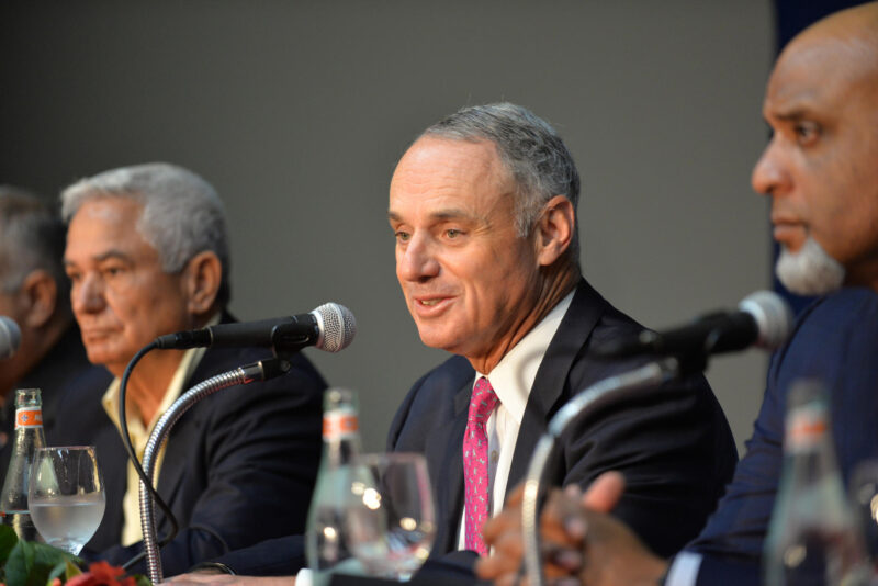 Fotografía de archivo en la que se registró al comisionado de la MLB, Rob Manfred (c), durante una rueda de prensa, en La Habana (Cuba). EFE/Rolando Pujol