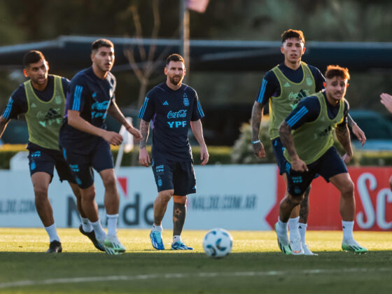ESPECIAL: ¿Quiénes son los favoritos a ganar la Copa América? Fotografía de archivo de Lionel Messi (c) mientras participa junto a sus compañeros en un entrenamiento de la selección Argentina. EFE/ Juan Ignacio Roncoroni