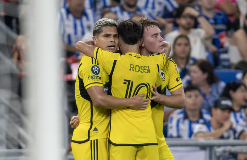 Fotografía de archivo, tomada el pasado 1 de mayo, en la que se registró a Juan Hernandez (i) y Aidan Morris (d) al celebrar un gol que el uruguayo Diego Rossi (c) le anotó a los Rayados de Monterrey, durante el partido de vuelta de esta llave semifinal de la Copa de Campeones de la Concacaf, en el estadio BBVA de la ciudad de Monterrey (México). EFE/Miguel Sierra