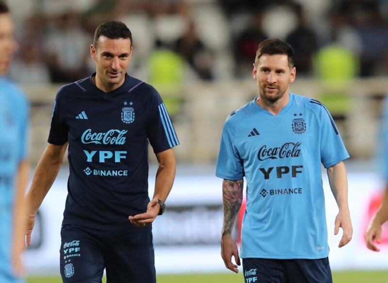 Fotografía de archivo del seleccionador argentino de fútbol, Lionel Scaloni (i), y el capitán de la Albiceleste, Lionel Messi (d). EFE/EPA/ALI HAIDER