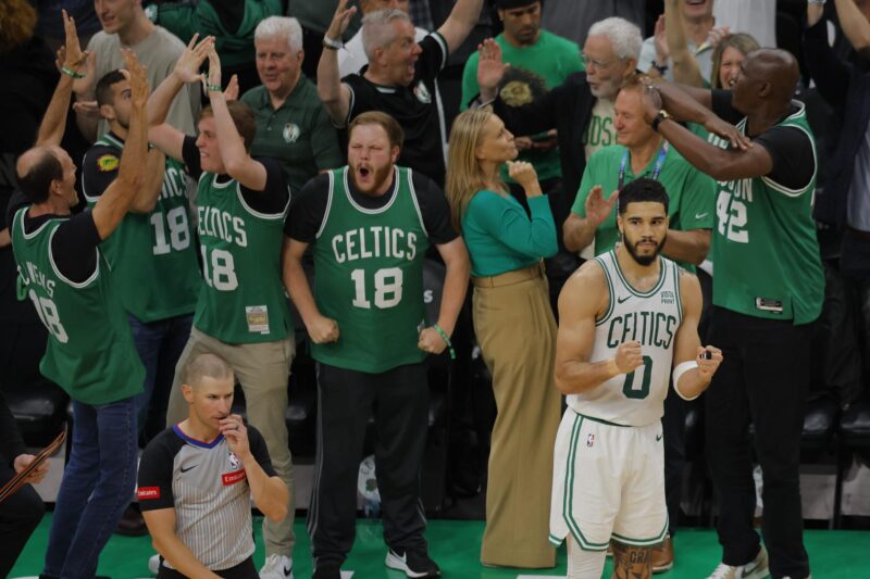 Jayson Tatum (d) de los Boston Celtics celebra la victoria ante los Indiana Pacers en el primer juego de la final de la Conferencia Este de la NBA. EFE/EPA/CJ GUNTHER