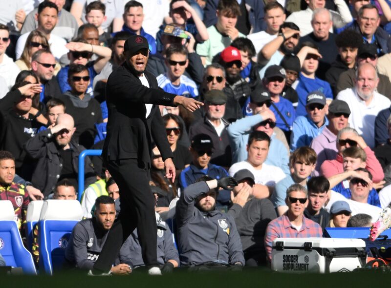 Vincent Kompany es anunciado como nuevo Director Técnico del Bayern El entrenador belga Vincent Kompany dirigiendo al Burnley, en un partido de la Premier League. EFE/EPA/DANIEL HAMBURY SÓLO PARA USO EDITORIAL. No se puede utilizar con audio, vídeo, datos, listas de partidos, logotipos de clubes/ligas, servicios "en vivo" o NFT no autorizados. Uso en línea durante el partido limitado a 120 imágenes, sin emulación de video. No se utiliza en apuestas, juegos o publicaciones de un solo club/liga/jugador.