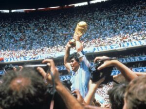 Cinco años sin Maradona: el legado eterno de un ídolo Diego Maradona es llevado a hombros mientras alza el trofeo de campeón del Mundial de México'86. EFE/ra