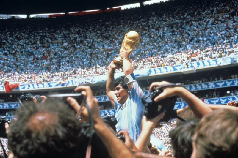Balón de Oro mundialista de Maradona sí será subastado Diego Maradona es llevado a hombros mientras alza el trofeo de campeón del Mundial de México'86. EFE/ra