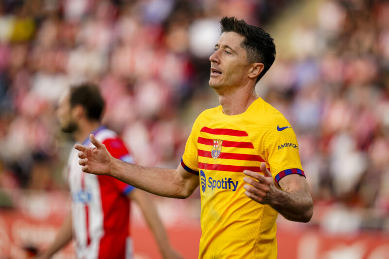 Xavi cumplió 100 partidos con el Barcelona, estas son sus estadísticas El delantero polaco del FC Barcelona, Robert Lewandowski, durante el encuentro correspondiente a la jornada 34 de Primera División que Girona y FC Barcelona disputaron en el estadio municipal de Montilivi, en la localidad gerundense. EFE/David Borrat.
