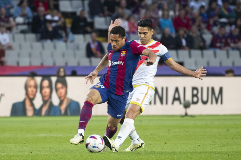 El delantero brasileño del FC Barcelona, Víctor Roque (i), intenta llevarse el balón ante el delantero colombiano del Rayo Vallecano, Falcao, durante el encuentro correspondiente a la jornada 37 de Primera División que han disputado en el estadio Lluis Companys, en Barcelona. EFE / Marta Pérez.