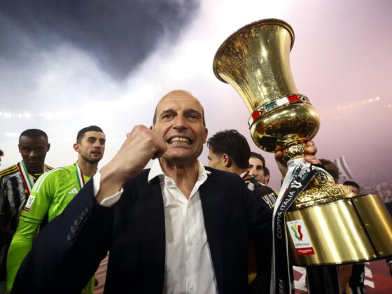 Allegri nuevo DT del Milán: ¿Cómo afectara a Santiago Giménez? El ya exentrenador de la Juventus, Massimiliano Allegri, celebra con el trofeo y sus jugadores tras ganar la final de fútbol de la Copa Italiana entre Atalanta BC y Juventus FC, en Roma. EFE/EPA/ÁNGELO CARCONI