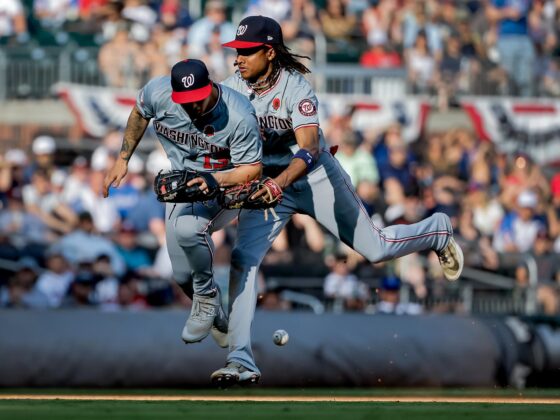 ¡Los Nationals mandaron a AJ Abrams a ligas menores! El campocorto de los Nacionales, CJ Abrams (d), choca con su compañero, el tercera base Nick Senzel (i) durante un pasaje del juego que la novena de Washington ganó este lunes en Atlanta (Georgia) a los Bravos. EFE/Erik S.Lesser