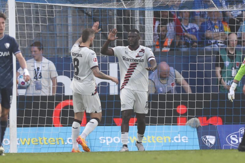 Europa League: ¿Quién ganará la final según las casas de apuestas? El jugador del Leverkusen Victor Boniface (d) celebra 0-2 durante el partido de la Bundesliga que han jugado VfL Bochum y Bayer Leverkusen en Bochum, Alemania. EFE/EPA/CHRISTOPHER NEUNDORF