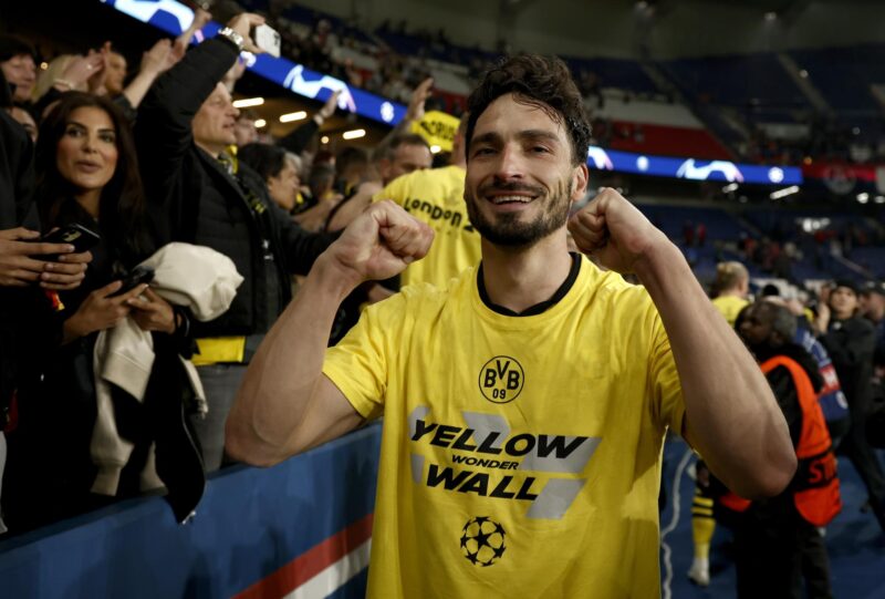 ¿Cómo llegó el Borussia Dortmund a la final de la Champions League? El defensa del Borussia Dortmund, Mats Hummels, celebra con sus seguidores el pase a la final de la Liga de Campeones el pasado 7 de mayo. EFE/EPA/YOAN VALAT