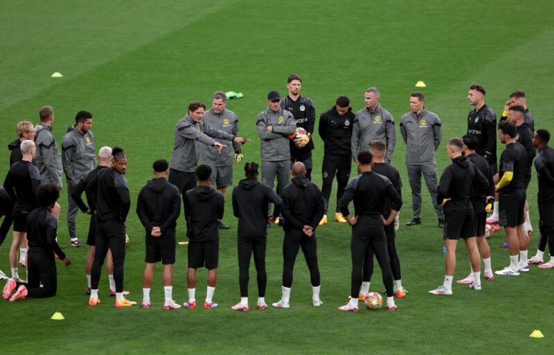 Edin Terzic, entrenador del Borussia Dortmund, con sus jugadores durante el entrenamiento en Londres. EFE/EPA/ANDY RAIN