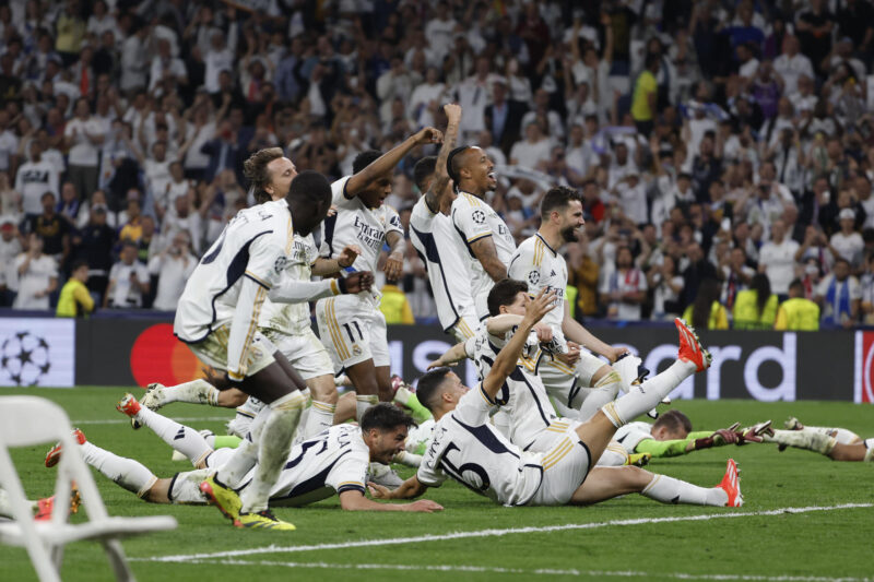 Los jugadores del Real Madrid celebran la victoria, al término del partido de vuelta de las semifinales de la Liga de Campeones que Real Madrid y Bayern de Múnich han disputado hoy miércoles en el estadio Santiago Bernabéu. EFE/J.J.Guillén