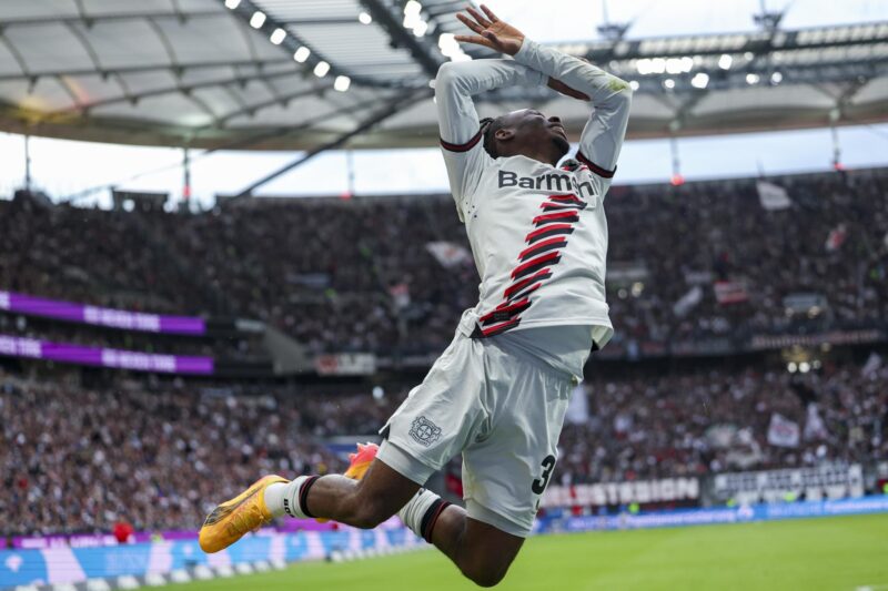 El jugador del Leverkusen Jeremie Frimpong celebra el 1-4 durante el partido de la Bundesliga que han jugado Eintracht Frankfurt y Bayer Leverkusen en Dortmund, Alemania. EFE/EPA/CHRISTOPHER NEUNDORF .