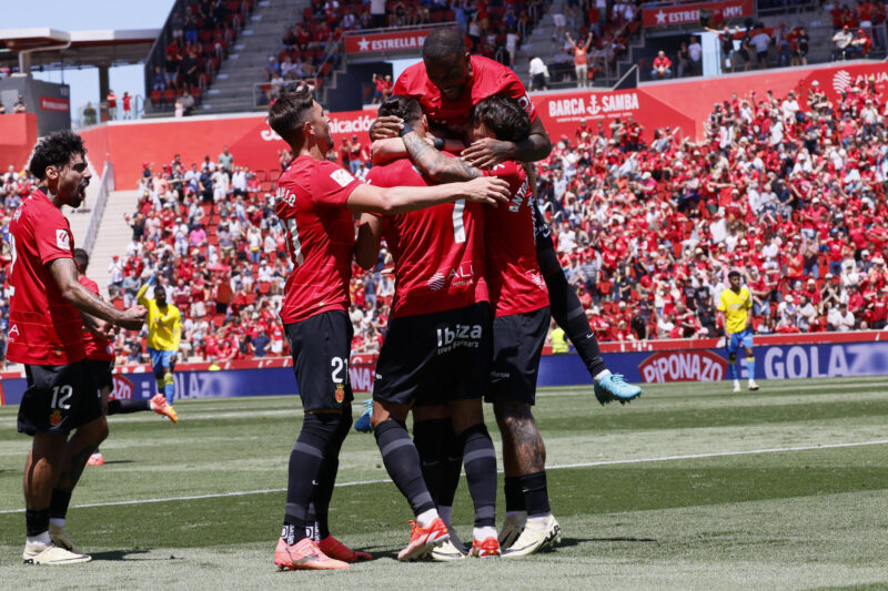 Los jugadores del Mallorca celebran el gol del uruguayo Giovanni González contra Las Palmas, durante el partido de la jornada 35 de LaLiga entre el Real Mallorca y U.D Las Palmas, que se disputó en el estadio de Son Moix en Palma .- EFE/CATI CLADERA