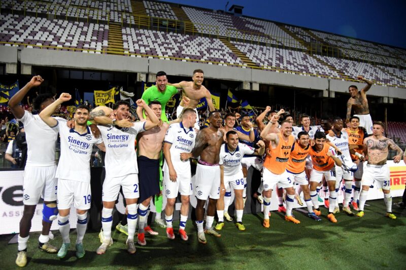 Los jugadores del Hellas Verona celebran su victoria ante la Salenitana (1-2) que le asegura por sexta temporada consecutiva su presencia en la Serie A italiana. EFE/EPA/MASSIMO PICA