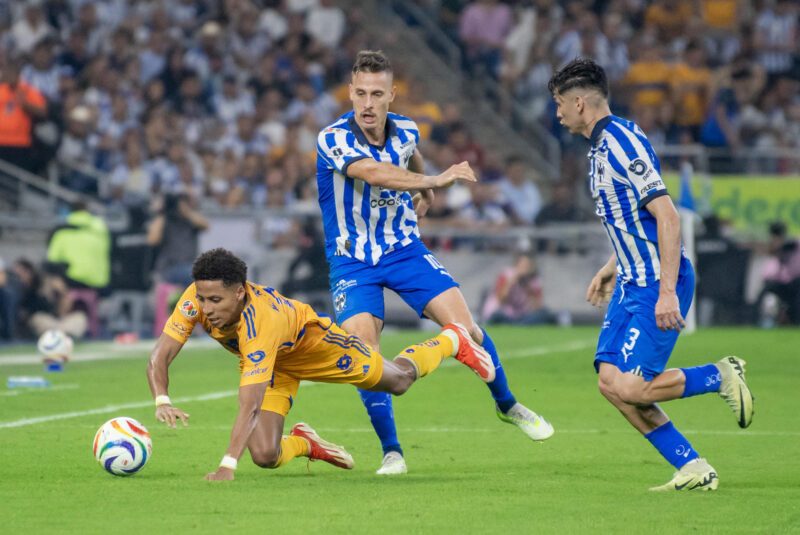 Sergio Canales (c) y Eduardo Arteaga (d) de Monterrey disputa el balón con Ozziel Herrera de Tigres. EFE/Miguel Sierra