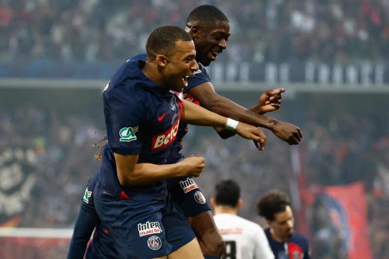 EL jugador del PSG Kylian Mbappe (C-I) junto con su compañero Ousmane Dembele (C) tras el primer gol del aprtido durante la final de la Copa de Francia que se ha disputado en Lille, Francia. EFE/EPA/MOHAMMED BADRA