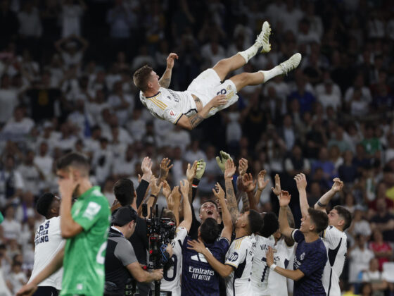 Toni Kroos no pudo contener las lágrimas en su despedida (VIDEO) El centrocampista alemán del Real Madrid Toni Kroos es manteador por sus compañeros en su último partido en el estadio Santiago Bernabéu, tras el partido de la jornada 38 de LaLiga que Real Madrid y Real Betis disputan hoy sábado en Madrid. EFE/J.J.Guillen