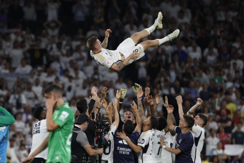 El centrocampista alemán del Real Madrid Toni Kroos es manteador por sus compañeros en su último partido en el estadio Santiago Bernabéu, tras el partido de la jornada 38 de LaLiga que Real Madrid y Real Betis disputan hoy sábado en Madrid. EFE/J.J.Guillen