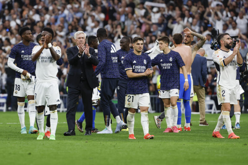 Alegría en el Real Madrid está contenida, todavía falta la Champions El entrenador del Real Madrid Carlo Ancelotti (2i) aplaude junto a sus jugadores al finalizar el partido de la jornada 34 de la Liga EA Sports que disputaron Real Madrid y Cádiz en el estadio Santiago Bernabéu en Madrid. EFE/JJ Guillén