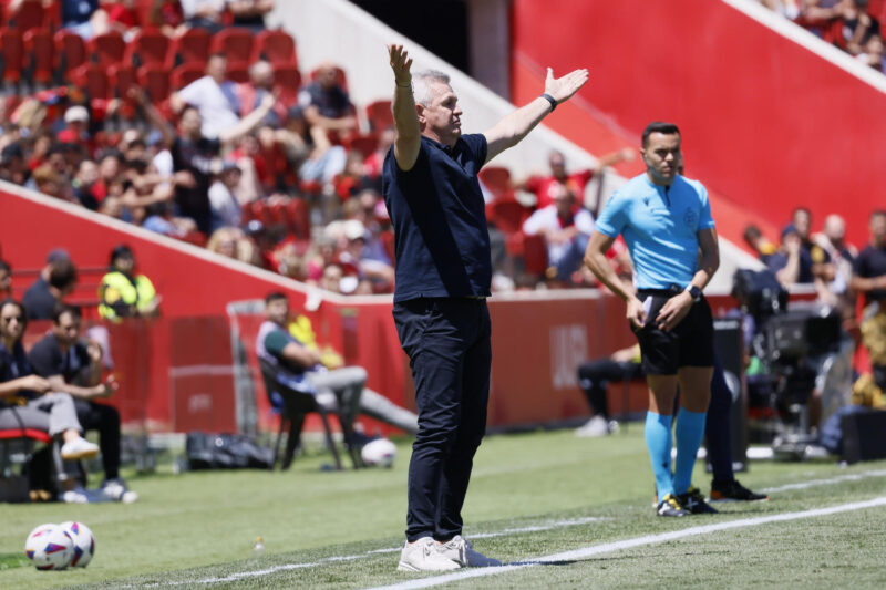 El entrenador mexicano del Mallorca Javier Aguirre, durante el partido de la jornada 35 de LaLiga entre el Real Mallorca y U.D Las Palmas, que se disputó en el estadio de Son Moix en Palma .- EFE/CATI CLADERA