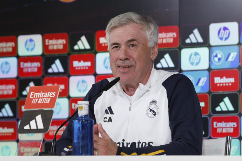 El entrenador del Real Madrid, el italiano Carlo Ancelotti, ofrece una rueda de prensa después del entrenamiento del equipo en la Ciudad Deportiva de Valdebebas en Madrid. El Real Madrid se enfrenta al Cádiz en el estadio Santiago Bernabéu en un partido de LaLiga. EFE/ J.J. Guillén