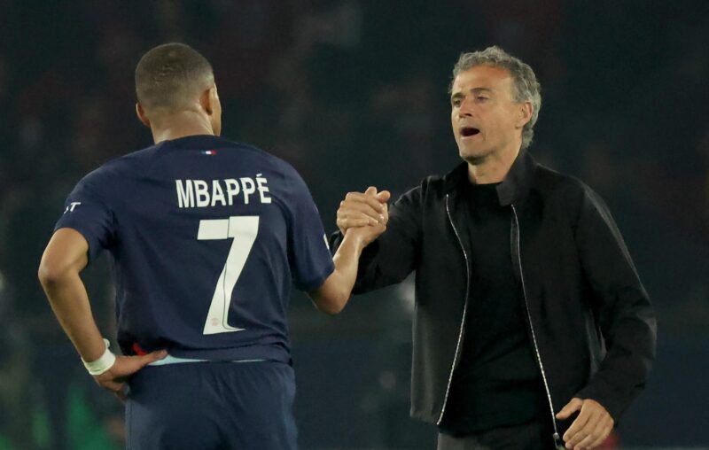 El entrenador del PSG Luis Enrique saluda a Kylian Mbappe tras el partido de vuelta de semifinales de la UEFA Champions League entre PSG y Dortmund en el Parque de los Príncipes de París. ) EFE/EPA/TERESA SUAREZ