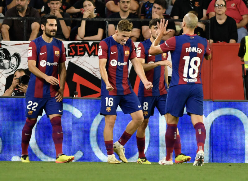 El delantero del FC Barcelona Fermín López (2i) celebra su gol durante el último partido de LaLiga que Sevilla FC y FC Barcelona disputaron en el estadio Ramón Sánchez-Pizjuán, en Sevilla. EFE/Raúl Caro.
