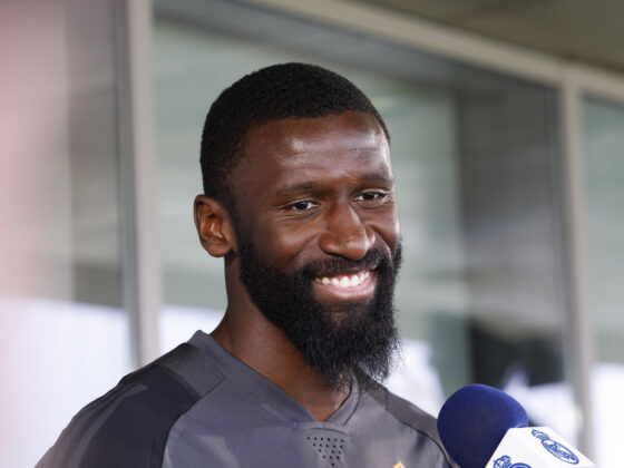 Rüdiger pide disculpas tras su expulsión en final de la Copa del Rey El defensa alemán del Real Madrid Antonio Rüdiger atiende a la prensa tras el entrenamiento en el día abierto a los medios, previo a la final de la Liga de Campeones del sábado 1 de junio contra el Borussia Dortmund. EFE/ J.J. Guillén