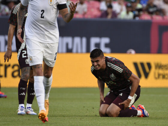 FINAL: México 2 VS 3 Brasil, amistoso previo a Copa América 2024 AME2131. DENVER (ESTADOS UNIDOS), 05/06/2024.- Guillermo Martínez de México se lamenta este miércoles, en un partido amistoso internacional entre las selecciones nacionales de México y Uruguay, en el estadio Empower Field en Mile High en Denver (EE.UU.). EFE/ Todd Pierson