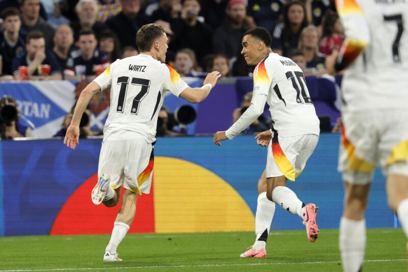 Munich (Germany), 14/06/2024.- Florian Wirtz of Germany (L) celebrates with his teammates after scoring the 1-0 goal during the UEFA EURO 2024 group A match between Germany and Scotland in Munich, Germany, 14 June 2024. (Alemania) EFE/EPA/RONALD WITTEK