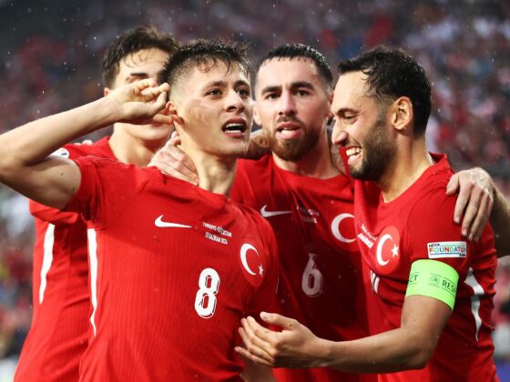 (VIDEO) Arda Guler marca tremendo golazo en la EURO 2024 Dortmund (Germany), 18/06/2024.- Arda Guler (L) of Turkey celebrates with his teammates after scoring the 2-1 lead during the UEFA EURO 2024 group F soccer match between Turkey and Georgia, in Dortmund, Germany, 18 June 2024. (Alemania, Turquía) EFE/EPA/Leszek Szymanski POLAND OUT
