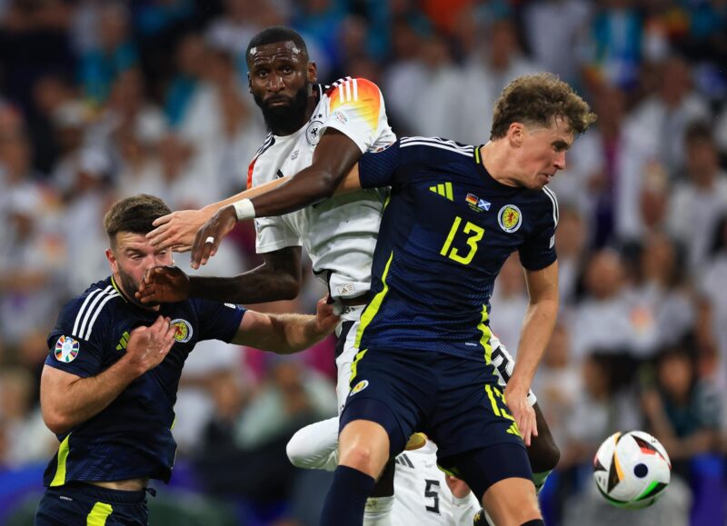 Rüdiger entrena al margen con el objetivo de llegar a octavos Munich (Germany), 14/06/2024.- Antonio Ruediger (C) of Germany in action against Jack Hendry (R) of Scotland during the UEFA EURO 2024 group A match between Germany and Scotland in Munich, Germany, 14 June 2024. (Alemania-Escocia) EFE/EPA/MARTIN DIVISEK