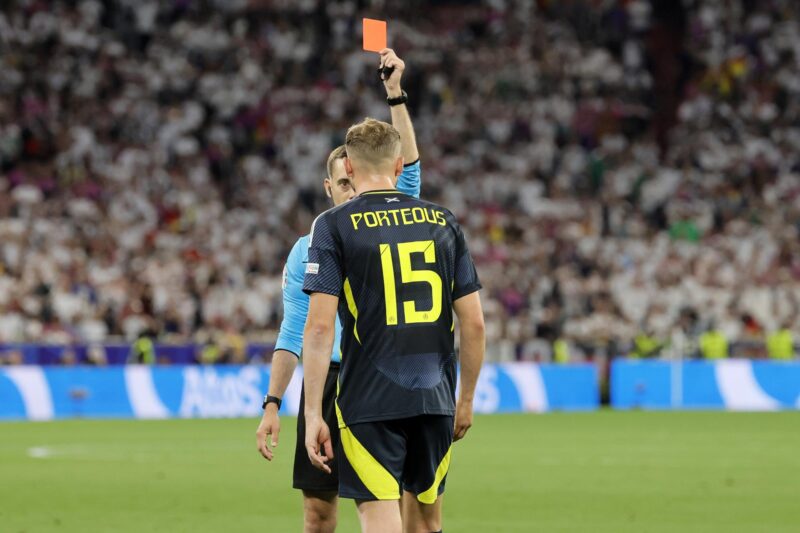 EURO 2024: La criminal falta que recibió Gündogan vs. Escocia Munich (Germany), 14/06/2024.- Referee Clement Turpin shows a red card to Ryan Porteous of Scotland during the UEFA EURO 2024 group A match between Germany and Scotland in Munich, Germany, 14 June 2024. (Alemania) EFE/EPA/RONALD WITTEK