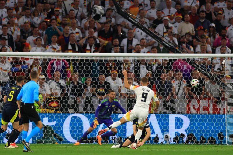 Fanático alemán se rompe el brazo tras recibir impacto de Füllkrug Munich (Germany), 14/06/2024.- Niclas Fuellkrug of Germany scores the 4-0 lead during the UEFA EURO 2024 group A match between Germany and Scotland in Munich, Germany, 14 June 2024. (Alemania) EFE/EPA/MARTIN DIVISEK