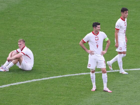 Lewandoski lidera hasta en el banquillo, pero no le alcanza a Polonia Berlin (Germany), 21/06/2024.- Robert Lewandowski (C) of Poland reacts after losing the UEFA EURO 2024 group D soccer match between Poland and Austria, in Berlin, Germany, 21 June 2024. (Alemania, Polonia) EFE/EPA/ABEDIN TAHERKENAREH