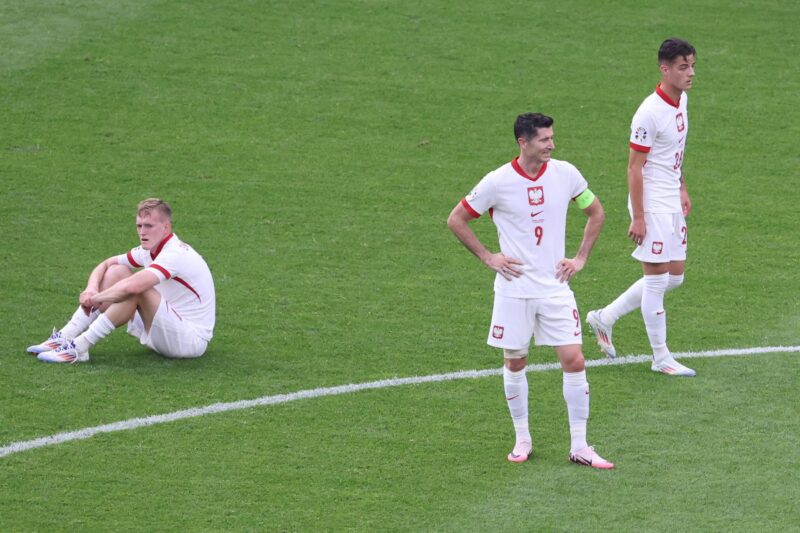 Berlin (Germany), 21/06/2024.- Robert Lewandowski (C) of Poland reacts after losing the UEFA EURO 2024 group D soccer match between Poland and Austria, in Berlin, Germany, 21 June 2024. (Alemania, Polonia) EFE/EPA/ABEDIN TAHERKENAREH