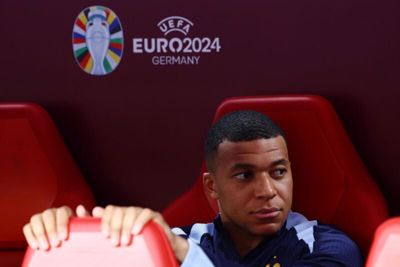 Leipzig (Germany), 21/06/2024.- Kylian Mbappe of France sits on the bench before the UEFA EURO 2024 Group D soccer match between Netherlands and France, in Leipzig, Germany, 21 June 2024. (Francia, Alemania, Países Bajos; Holanda) EFE/EPA/FILIP SINGER