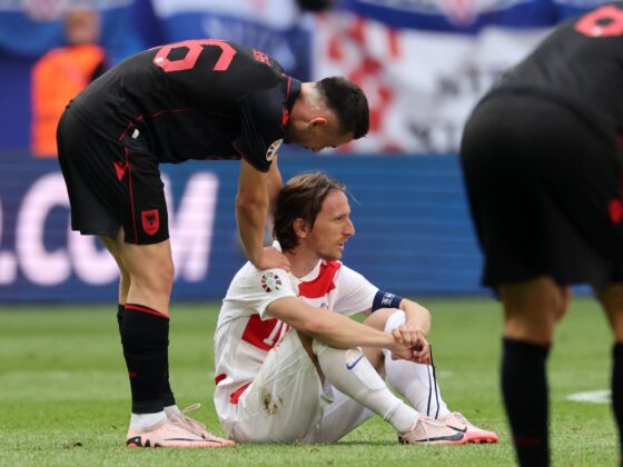 La tristeza de Luka Modric luego del empate entre Croacia y Albania Hamburg (Germany), 19/06/2024.- Arber Hoxha of Albania (L) interacts with Luka Modric of Croatia after the UEFA EURO 2024 group B match between Croatia and Albania in Hamburg, Germany, 19 June 2024. (Croacia, Alemania, Hamburgo) EFE/EPA/ABEDIN TAHERKENAREH