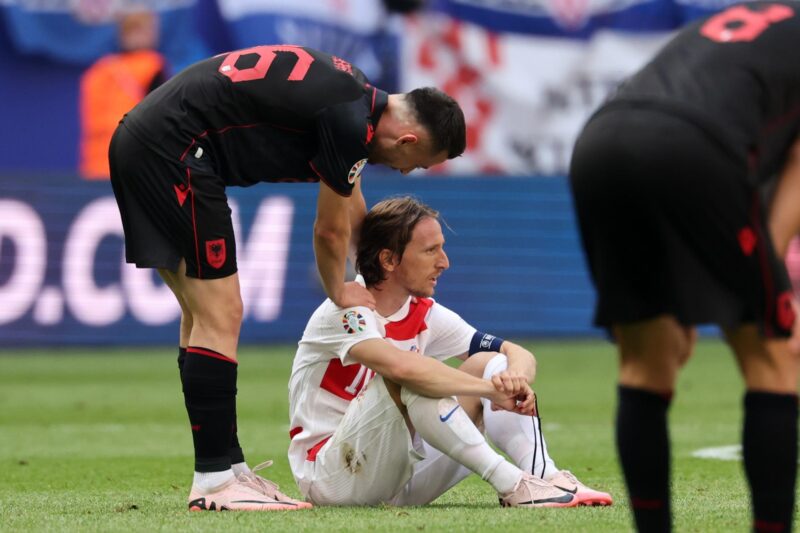 La tristeza de Luka Modric luego del empate entre Croacia y Albania Hamburg (Germany), 19/06/2024.- Arber Hoxha of Albania (L) interacts with Luka Modric of Croatia after the UEFA EURO 2024 group B match between Croatia and Albania in Hamburg, Germany, 19 June 2024. (Croacia, Alemania, Hamburgo) EFE/EPA/ABEDIN TAHERKENAREH