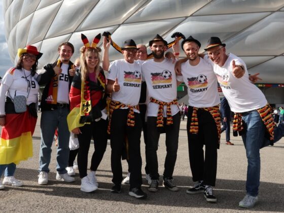 EURO 2024: Evacuan 'Fan Zone' en Berlín por un objeto sospechoso Munich (Germany), 14/06/2024.- Fans of Germany pose before the UEFA EURO 2024 group A match between Germany and Scotland in Munich, Germany, 14 June 2024. (Alemania) EFE/EPA/MOHAMED MESSARA